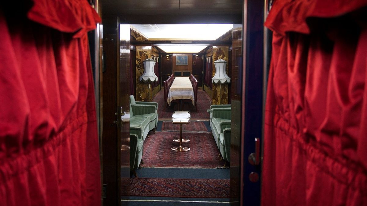 Na cestách v luxusu. Snímky ukazují interiér osobního vlaku diktátora Tita